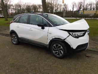 Vaurioauto  bussi Opel Crossland X 1.2 2017/8