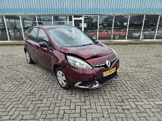 dommages motocyclettes  Renault Scenic 1.5 dCi 110 MPV  Diesel 1.461cc 81kW (110pk) 2013/7