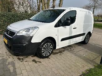 Vaurioauto  commercial vehicles Peugeot Partner 120 1.6 BlueHDi 100 L1 Première 2017/5