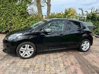 Peugeot 208 1.2 PureTech Signature picture 2