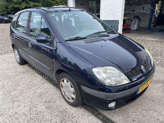 Vaurioauto  passenger cars Renault Scenic  2001/2