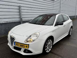 Vaurioauto  passenger cars Alfa Romeo Giulietta 1.4 T Distinctive 2010/10