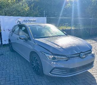 Schadeauto Volkswagen Golf VIII Lim. Life eTSI 2023/11