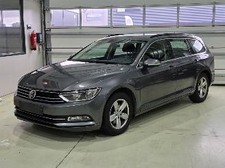 Vaurioauto  passenger cars Volkswagen Passat comfortline 1.6 TDI euro6b 2017/5
