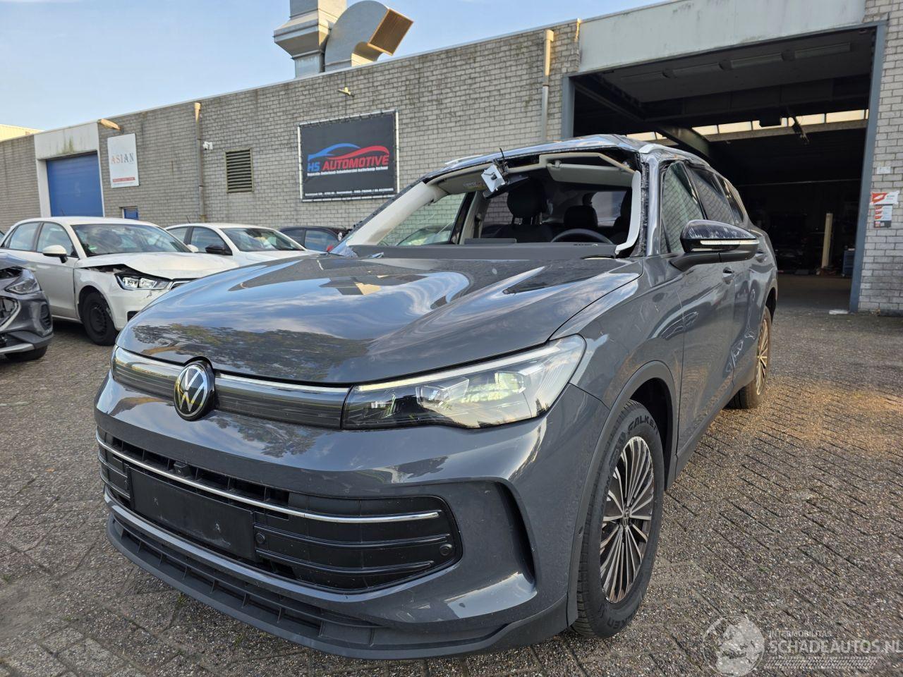 Volkswagen Tiguan 2.0 TDI DSG Virtual IQ-Light 360view Navi Sfeerverl. Stuurverw. Stoelverw. Acc Trekhaak 110KW/150PK