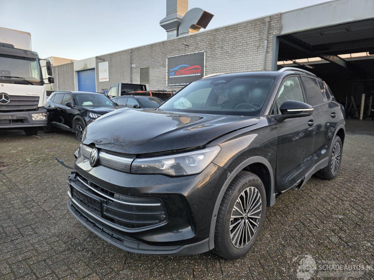 Volkswagen Tiguan 2.0TDI DSG Virtual Head-Up IQ-Light 360-view Navi Stuurverw. Stoelverw. Acc Trekhaak 110KW/150PK