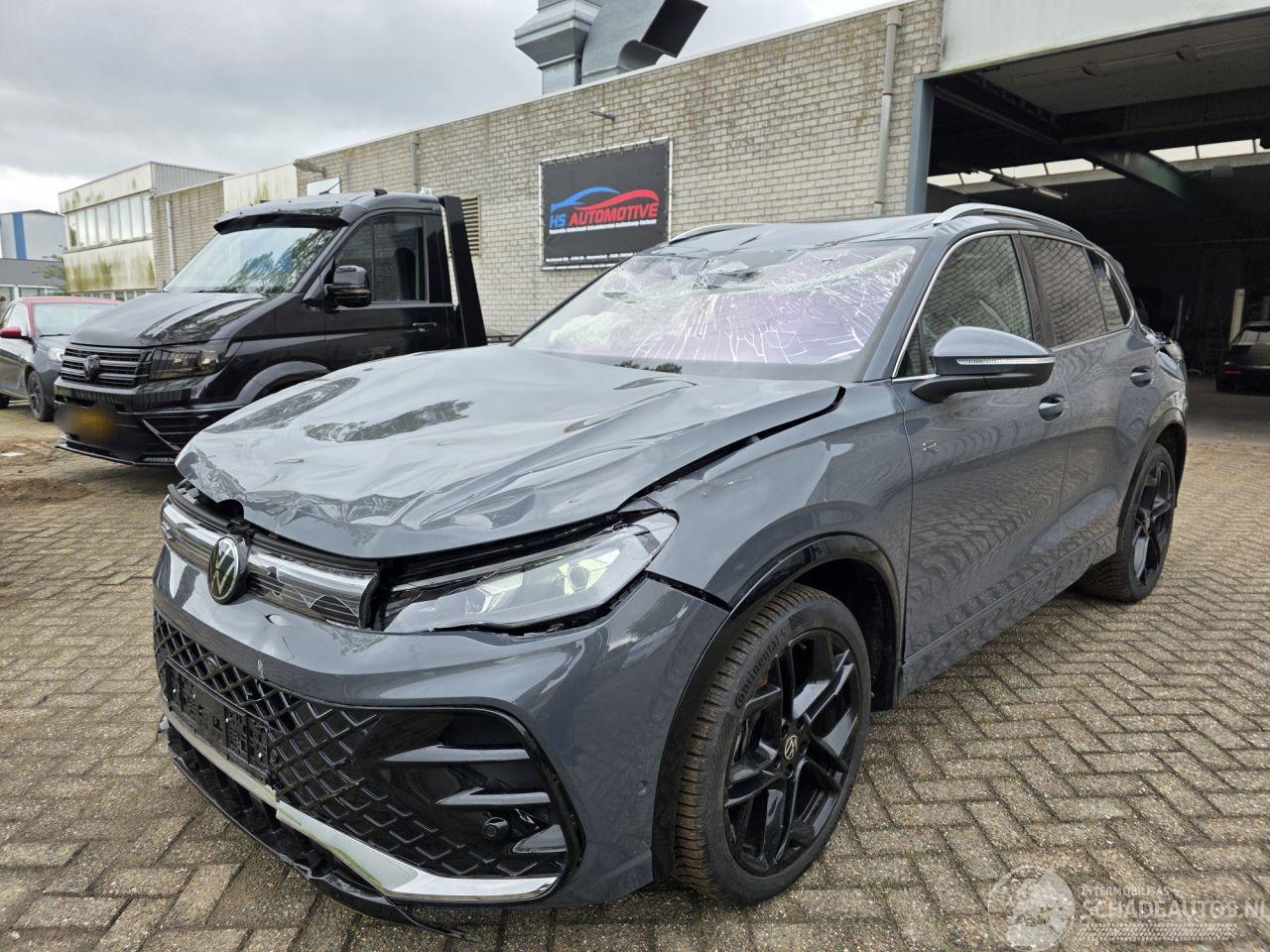 Volkswagen Tiguan R-Line 1.5eTSI ProMax-Navi Head-Up Keyless IQ-Light 360View Massage Sfeerverl. Acc Lane-Assist Trekhaak 110KW/150PK