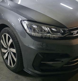 Schadeauto Volkswagen Touran R-LINE 1.5TSI DSG PANO 7-Zits Led Alcantara Keyless Camera Navi Acc 110KW/150PK 2020/5