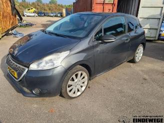 skadebil auto Peugeot 208 208 I (CA/CC/CK/CL), Hatchback, 2012 / 2019 1.0 Vti 12V PureTech 2013/12
