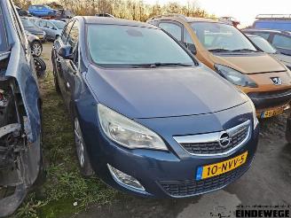 Coche siniestrado Opel Astra Astra J (PC6/PD6/PE6/PF6), Hatchback 5-drs, 2009 / 2015 1.4 Turbo 16V 2010/11