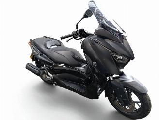 krockskadad bil bromfiets Yamaha  X MAX 2020/1