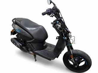 dañado ciclomotor Peugeot  STREET ZONE 2016/12