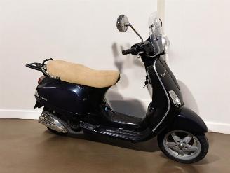 krockskadad bil bromfiets Piaggio  VESPA 2007/4