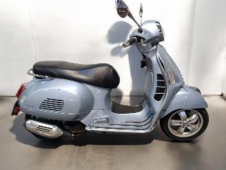 krockskadad bil bromfiets Piaggio  GTE VESPA 2021/5