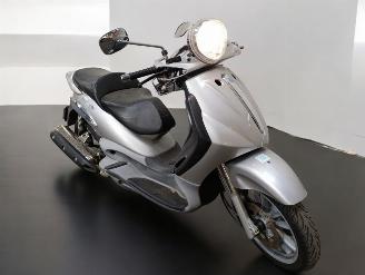 uszkodzony skutery Piaggio  BEVERLY 2004/7