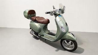 skadebil bromfiets Piaggio  VESPA  LXV 2012/5