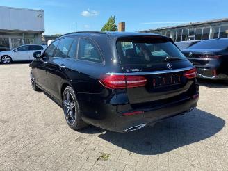 Mercedes E-klasse 300 T AMG Lin *PANO - NAVI - KAM* picture 2
