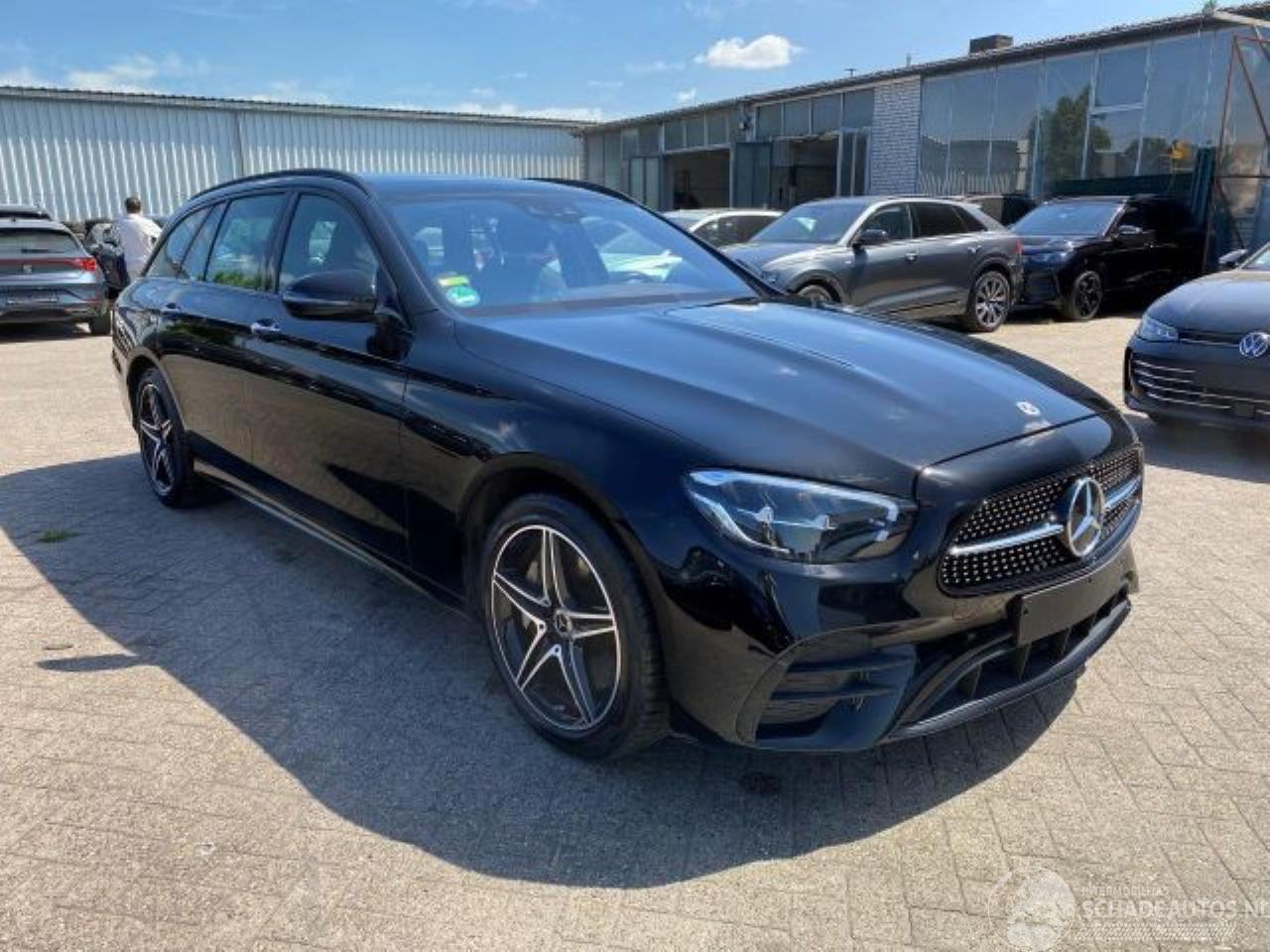 Mercedes E-klasse 300 T AMG Lin *PANO - NAVI - KAM*