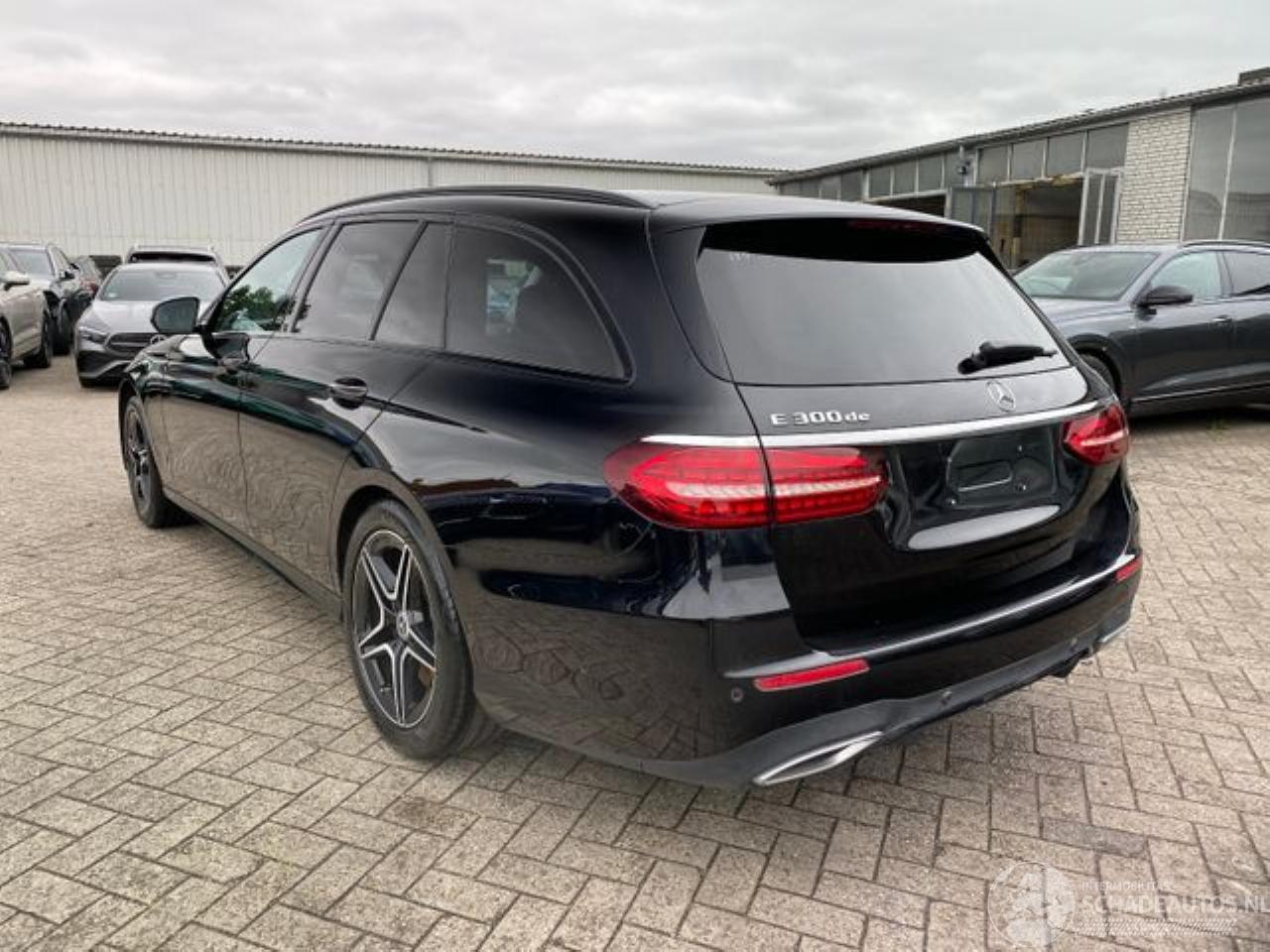 Mercedes E-klasse 300d T AMG Lin *PANO - AHK - KAM - LD*