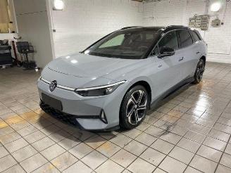krockskadad bil auto Volkswagen ID.7 Tourer GTX 4Motion PANO/HUD/AHK/360/H&K 2025/3