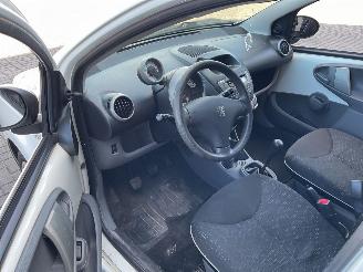 Peugeot 107 5 Deurs Airco picture 11