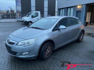 Coche siniestrado Opel Astra Astra J (PC6/PD6/PE6/PF6), Hatchback 5-drs, 2009 / 2015 1.4 16V ecoFLEX 2011/11