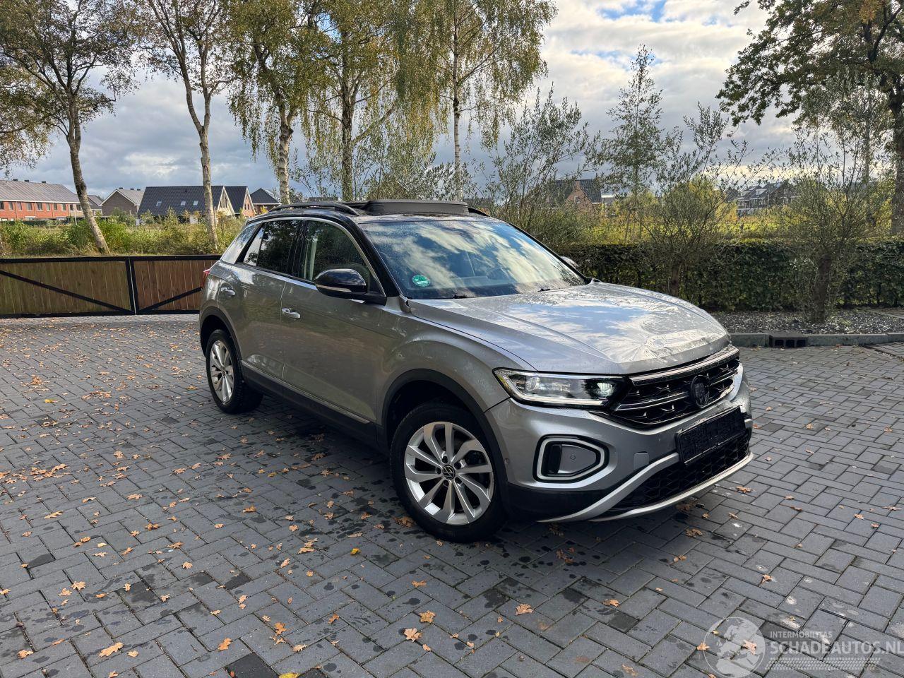 Volkswagen T-Roc Volkswagen T-Roc 1.5 TSI DSG Panoramadak IQ Light Camera AHK VOL