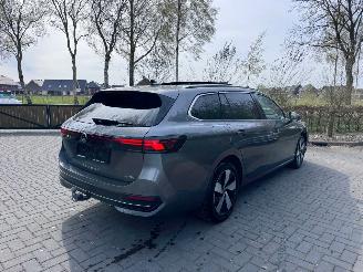 Volkswagen Passat Volkswagen Passat Variant 1.5 eTSI R-Line Panorama Trekhaak VOL! picture 2