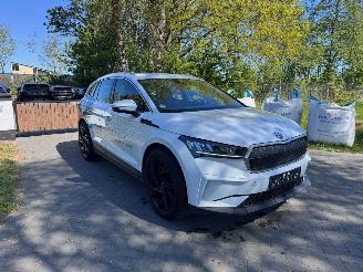 Vaurioauto  passenger cars Skoda Enyaq Enyaq 85 Loft 210kW Camera ACC Ambiance 82kWh 2024/9