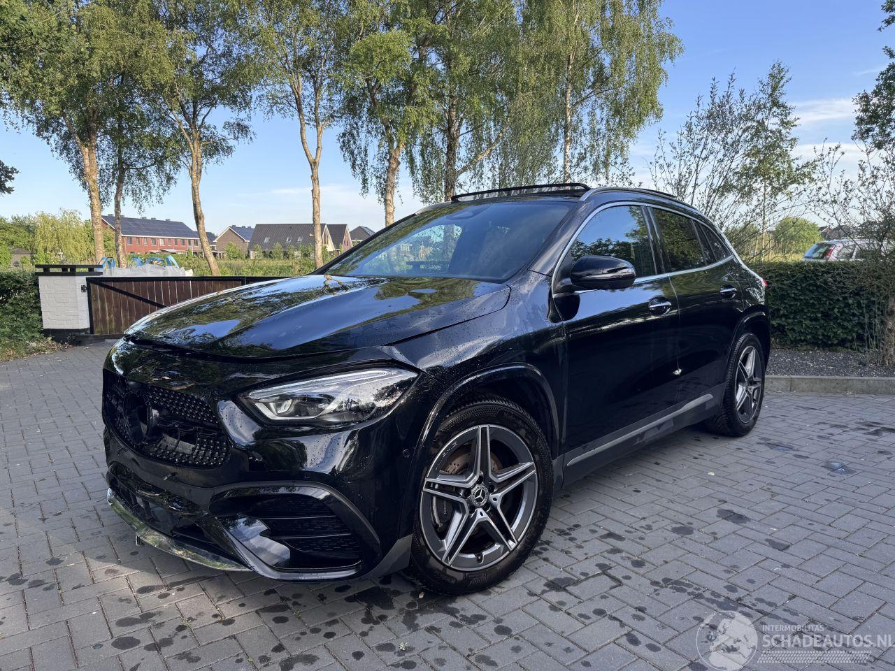 Mercedes GLA Mercedes-Benz GLA 180 AMG PANORAMA HUD Memorie Trekhaak Ambiance Massage VOL!!