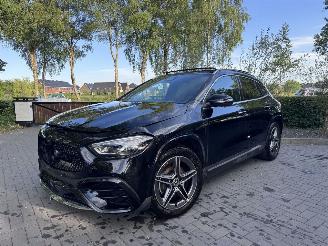 krockskadad bil auto Mercedes GLA Mercedes-Benz GLA 180 AMG PANORAMA HUD Memorie Trekhaak Ambiance Massage VOL!! 2025/7