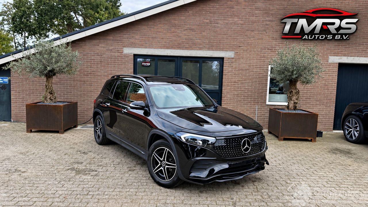 Mercedes EQB MERCEDES-BENZ EQB 250+ AMG PANORAMA Leder HUD Burmeister 360view VOLLL