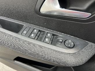Peugeot 208  picture 19