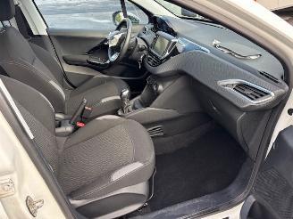 Peugeot 208  picture 10