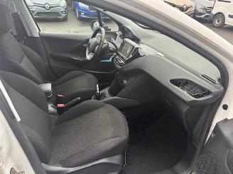 Peugeot 208  picture 5