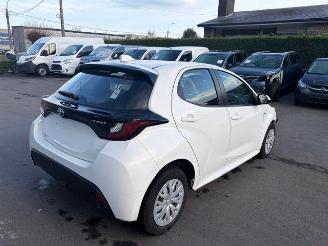 damaged passenger cars Toyota Yaris HYBRID 2021/12