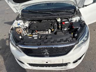 Peugeot 308 with cockpit and airbags included in the price picture 6