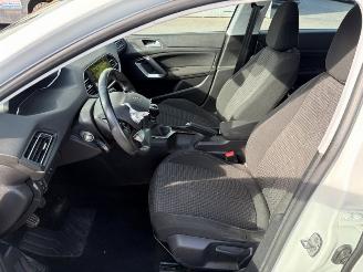 Peugeot 308 with cockpit and airbags included in the price picture 5