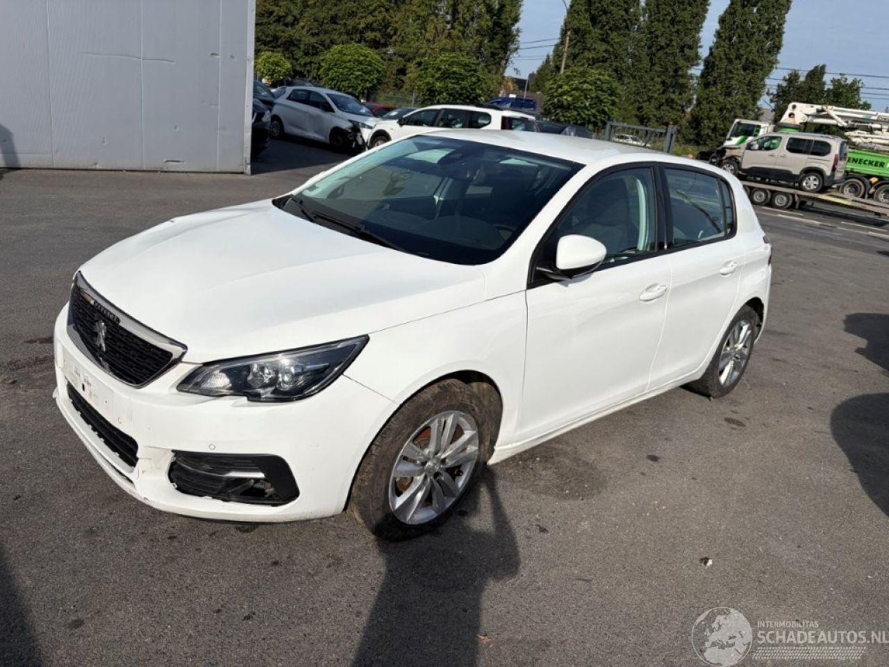 Peugeot 308 with cockpit and airbags included in the price