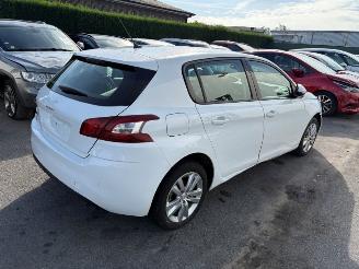 Peugeot 308 with cockpit and airbags included in the price picture 3