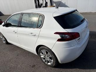 Peugeot 308 with cockpit and airbags included in the price picture 2