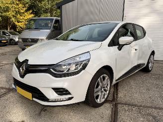 krockskadad bil auto Renault Clio 0.9 TCe Zen PDC NAVI DAB+ RIJDBAAR! 2017/10
