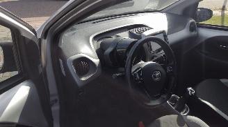 Toyota Aygo 1.0 VVT-i x-play weinig schade gewoon rijdbaar picture 9
