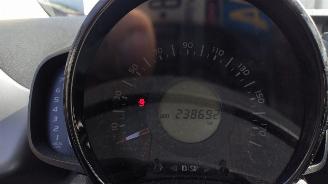 Toyota Aygo 1.0 VVT-i x-play weinig schade gewoon rijdbaar picture 8