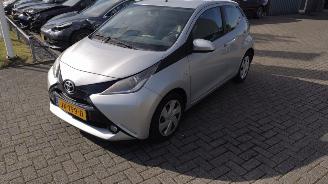 Toyota Aygo 1.0 VVT-i x-play weinig schade gewoon rijdbaar picture 4