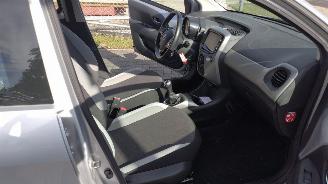 Toyota Aygo 1.0 VVT-i x-play weinig schade gewoon rijdbaar picture 14