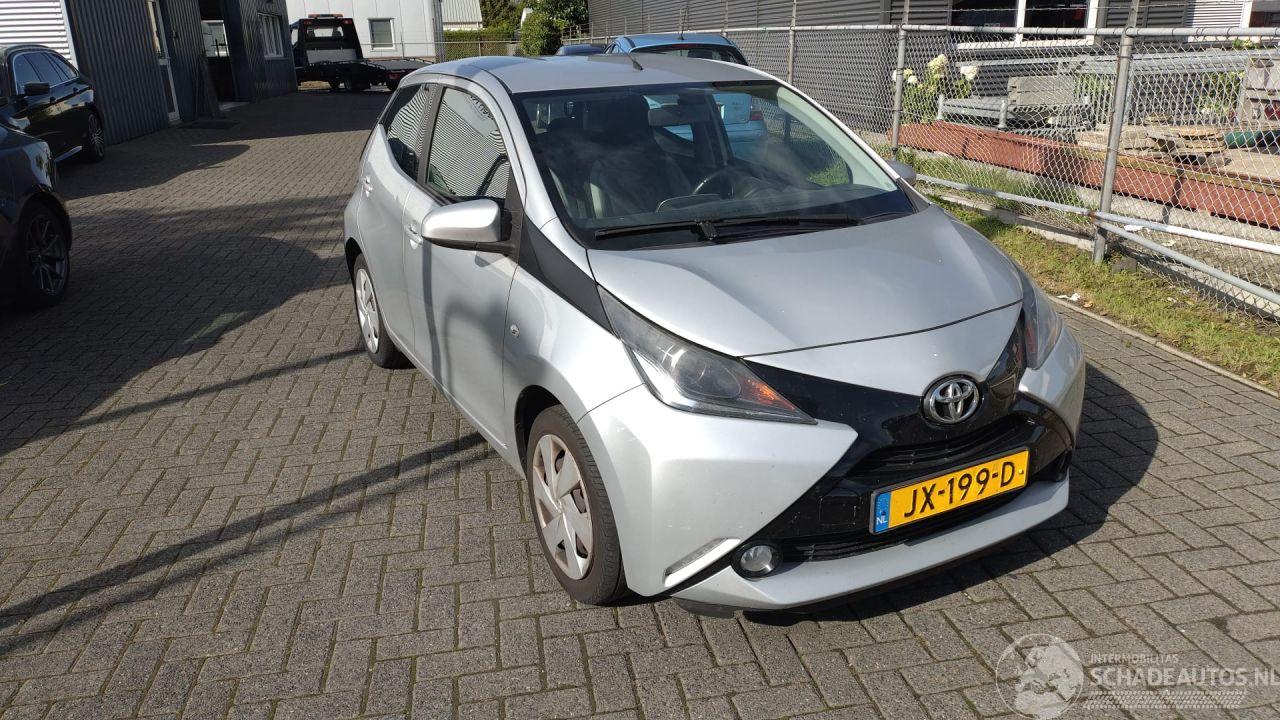 Toyota Aygo 1.0 VVT-i x-play weinig schade gewoon rijdbaar