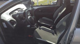 Toyota Aygo 1.0 VVT-i x-play weinig schade gewoon rijdbaar picture 7