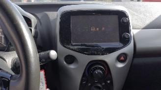 Toyota Aygo 1.0 VVT-i x-play weinig schade gewoon rijdbaar picture 15