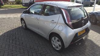 Toyota Aygo 1.0 VVT-i x-play weinig schade gewoon rijdbaar picture 5